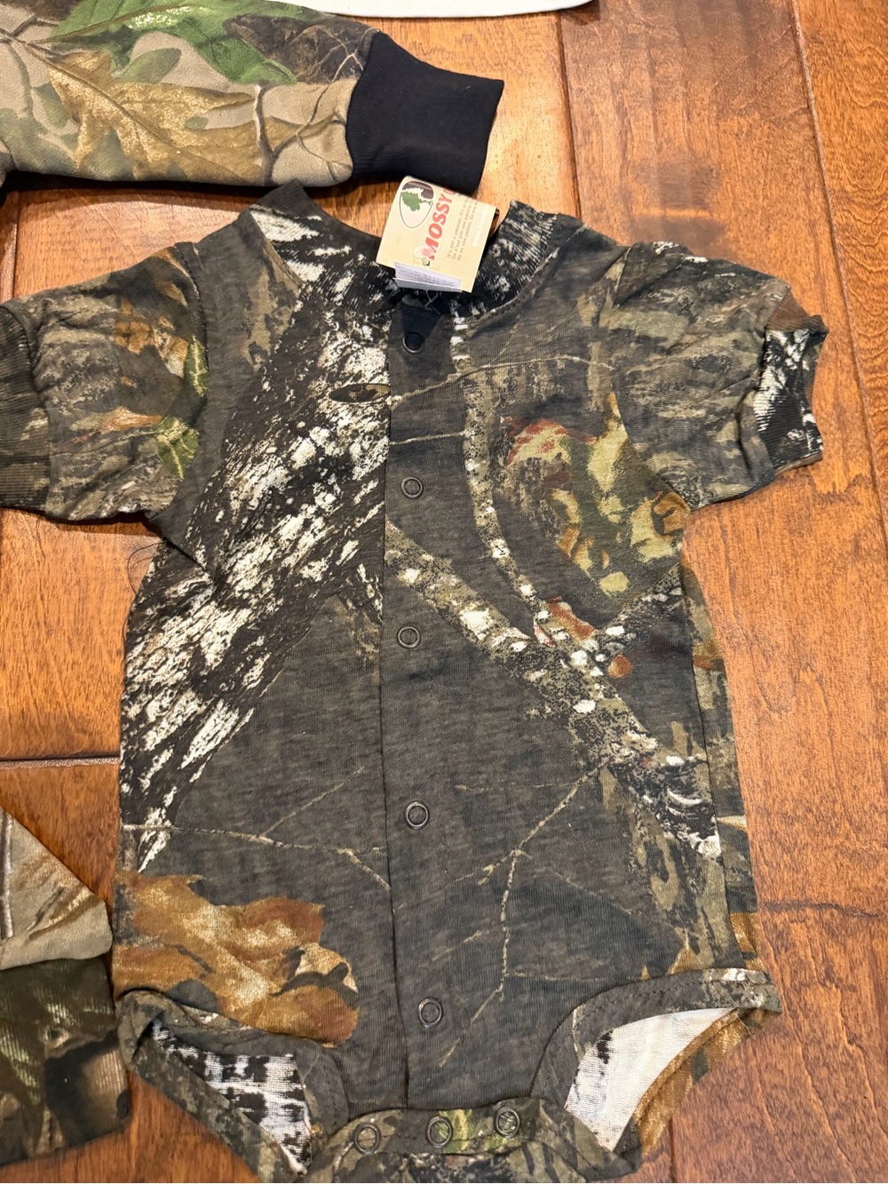 6 Piece Set Of REALTREE Mossy Oak Newborn 0-6 Months Camo Outfits NWT - Picture 8 of 12